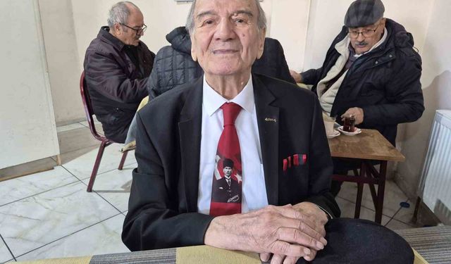 91 Yaşındaki Emekli Öğretmenin Takım Elbise Prensibi