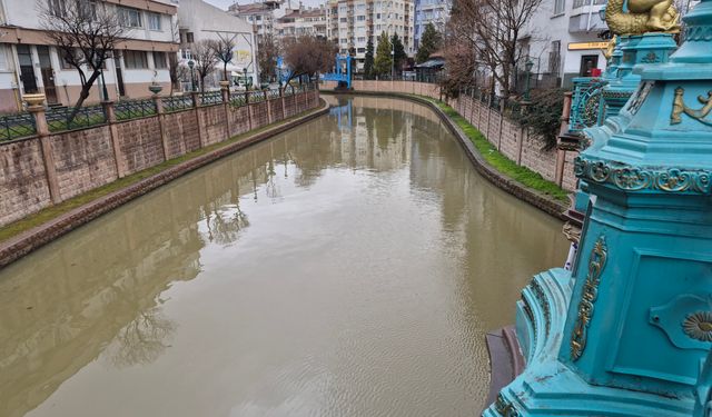 Porsuk Çayı Kahverengi Tonuna Büründü