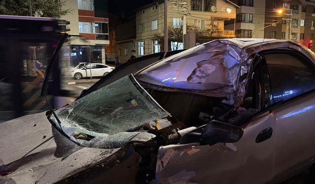 Eskişehir'de trafik kazası: Otomobil sürücüsü tırın altında kalmaktan son anda kurtarıldı