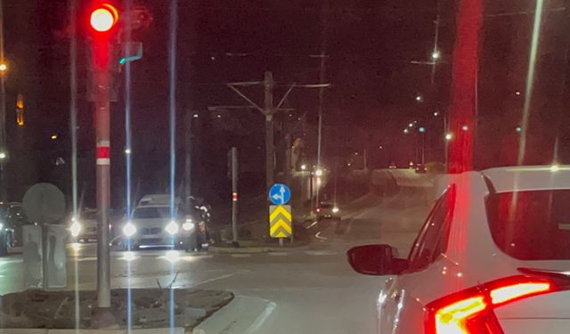 Tramvay beklerken otomobille karşılaştılar!