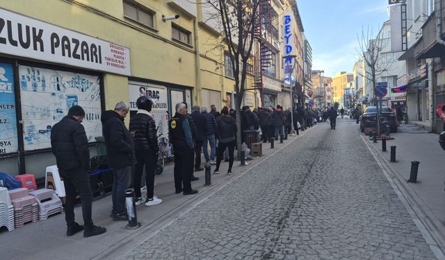 Eskişehir'de iftar saati öncesi şaşırtan görüntü: Metrelerce uzayıp gitti