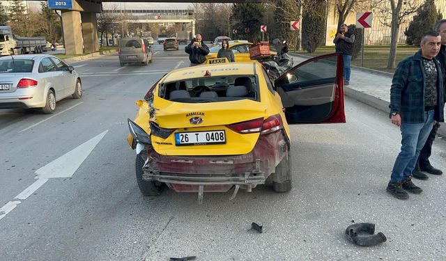 Eskişehir çevreyolunda korkunç çarpışma: Otomobil taksiye arkadan daldı!