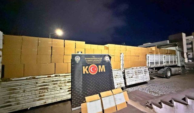 Afyonkarahisar’da Tırda 7,2 Milyon Kaçak Ürün Ele Geçirildi