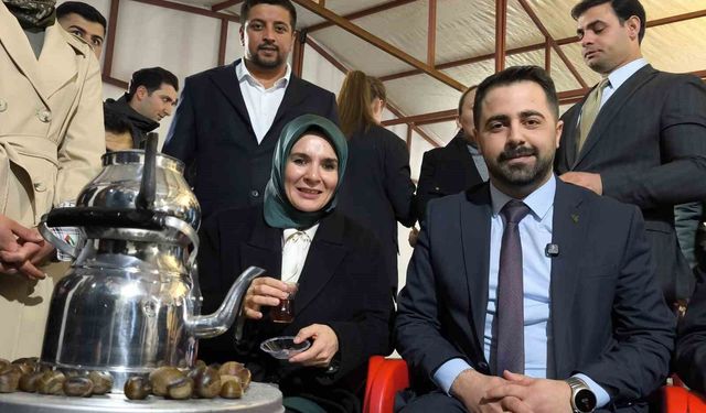 Bakan Göktaş "Kabe’de Hacılar Hu Der" İlahisine Eşlik Etti