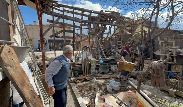 Eskişehir'de Kepçe Duvarı Yıktı, Ev Sular Altında Kaldı