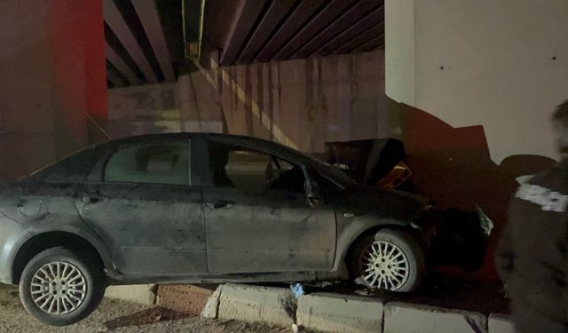 Eskişehir’de Otomobil Köprü Kolonuna Çarptı: 2 Yaralı