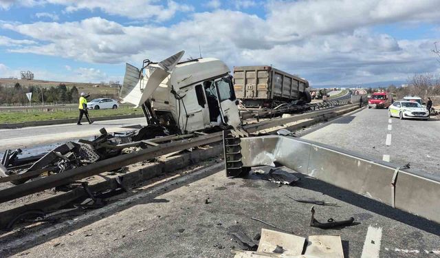 Yönlendirme Tabelasına Çarpan Tırın Ön Kabini Koptu