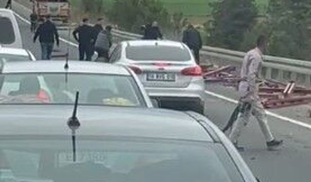Eskişehir'de faciadan dönüldü: Tırın dorsesinden kopan demirler yolu savaş alanına çevirdi!