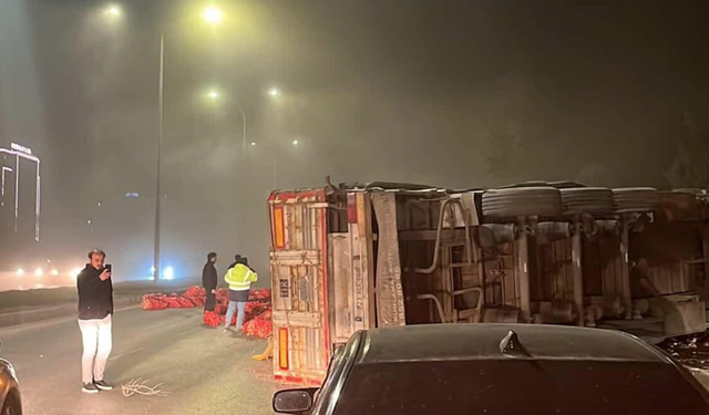 Çevre Yolunda Soğan Yüklü Tır Devrildi: Ürünler Yola Saçıldı