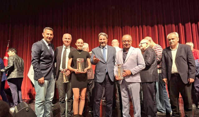 Eskişehir'de Şehri Temsil Eden Sporculara Ödül Verildi