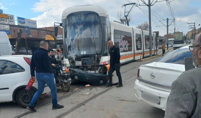 Eskişehir'de Tramvay Raydan Çıktı: Maddi Hasar Oluştu