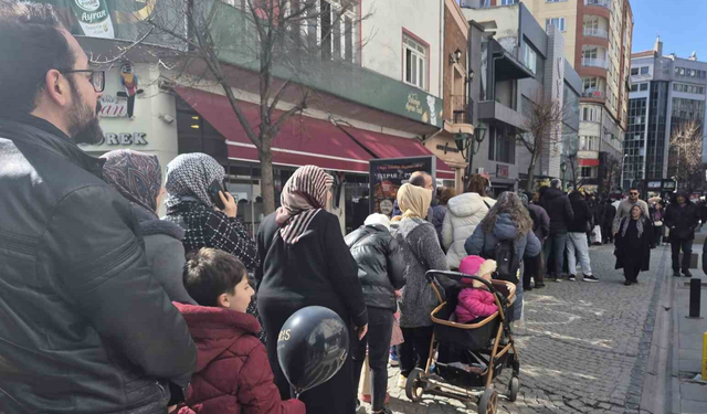 Eskişehir'deki Metrelerce Kuyruk Görenleri Şaşırttı