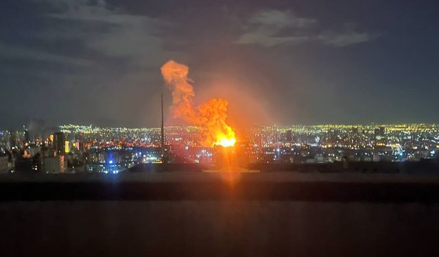 İran Radyo ve Televizyon Kurumu Vuruldu: Yayınlar Kesildi