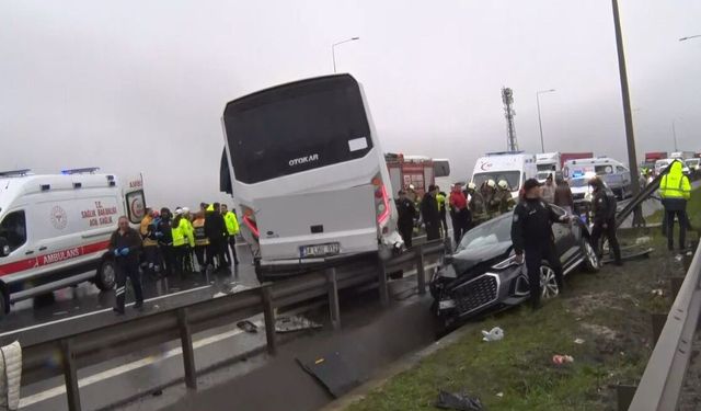 Polis Servisi Kaza Yaptı: 1 Polis Şehit, 16 Polis Yaralı