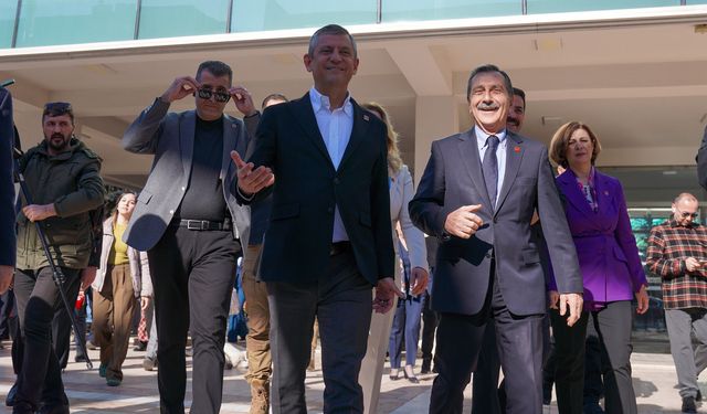 Chp Lideri Kadın Fotoğraf Sergisini Gezdi, Şarkı Söyledi