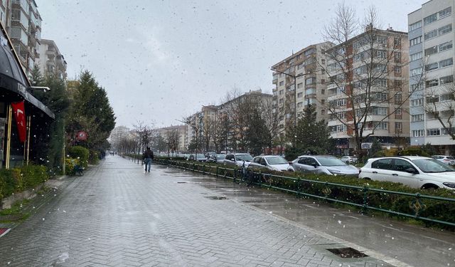 Eskişehir’de vatandaşlar karla karışık yağmura hazırlıksız yakalandı