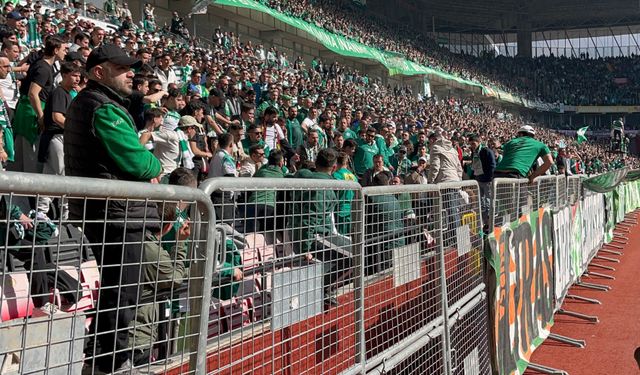 Eskişehir’de tribünler karıştı: Bursasporlu taraftarlar arasındaki arbedeye polis müdahalesi