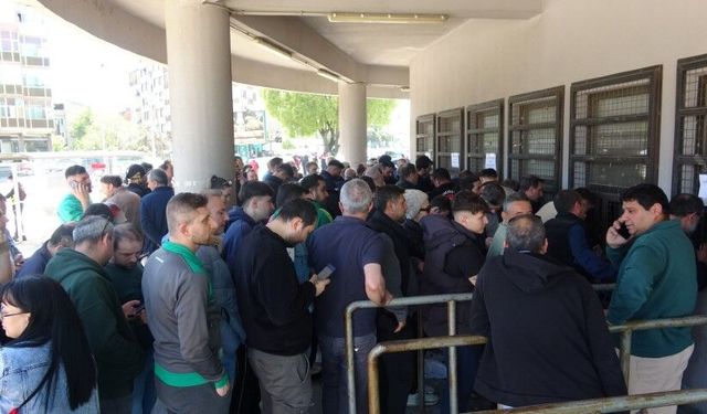 Bursaspor Kombinelerine Büyük İlgi: Taraftar Uzun Kuyruklar Oluşturdu