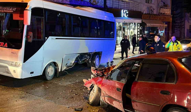 Eskişehir’de Otomobil Minibüse Çarptı: 1 Yaralı