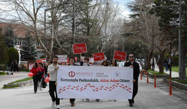 Kampüste Otizm İçin Kırmızı Yürüyüş