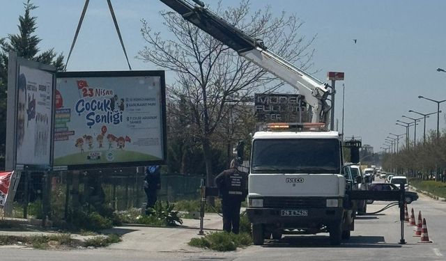 Teksan Bölgesindeki Billboardlara AK Parti'den Tepki Geldi
