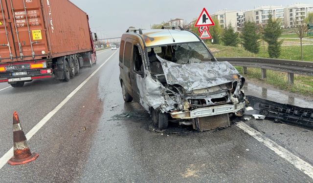 Polis Noktasına Yakın Araç Yandı, Sürücü Kurtarıldı