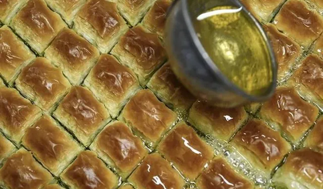 Baklava şerbeti sıcak mı dökülür soğuk mu dökülür?