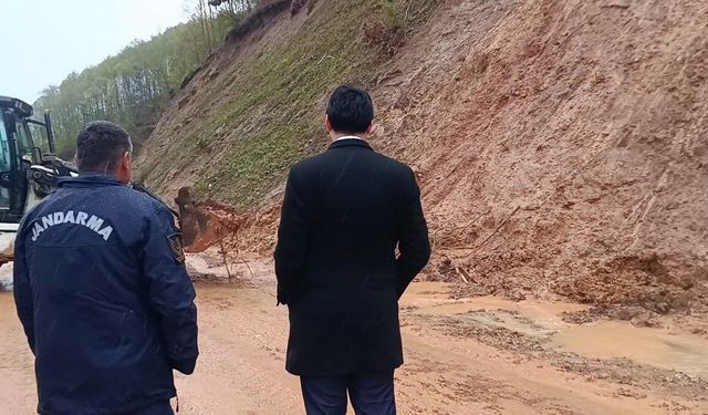 Sağanak Sonrası Heyelan Yolu Kapattı