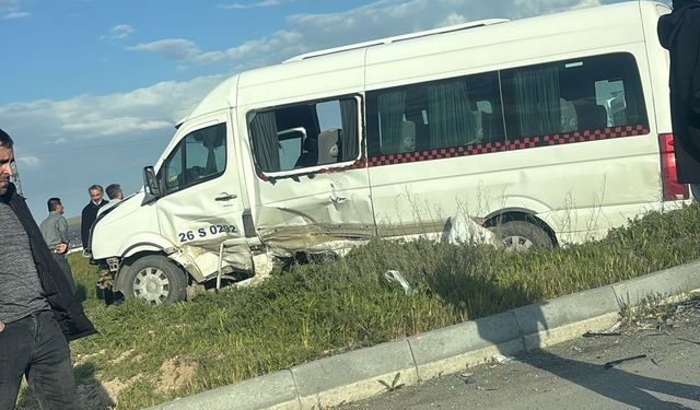 Eskişehir Trafik Kazası: Servis ve Otomobil Çarpıştı