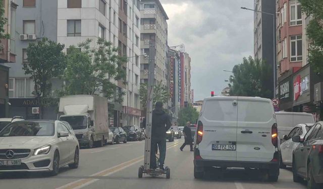 Kendinden uzun merdiveni elektrikli scooter ile taşıdı