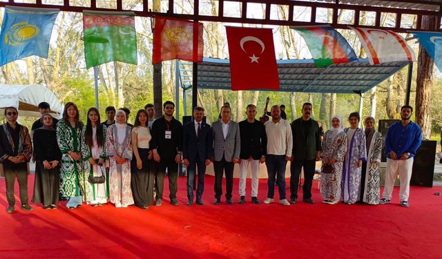 MHP’li Sezer Türk Dünyası Gençleriyle Buluştu