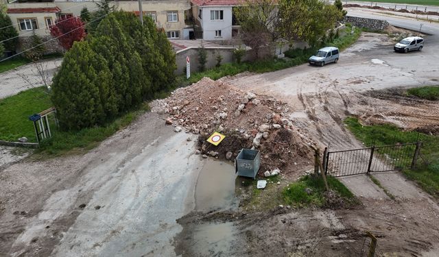 Eskişehir’de Yol Çalışması Mahalle Girişini Kapattı