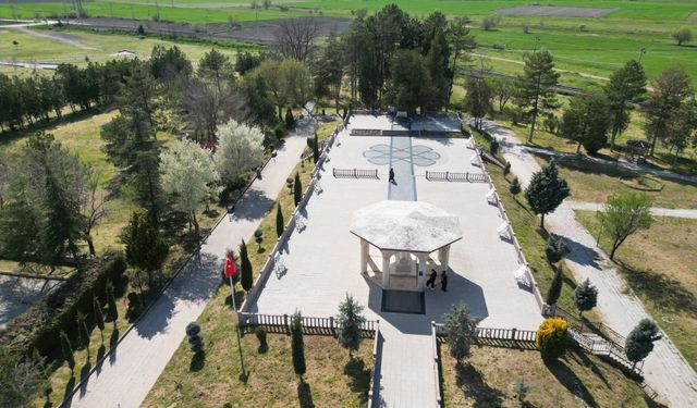 Yunus Emre Türbesi Eskişehir’de Ziyaretçi Akınına Uğruyor