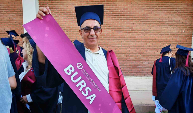 62 yaşında 10'uncu üniversite diplomasını aldı