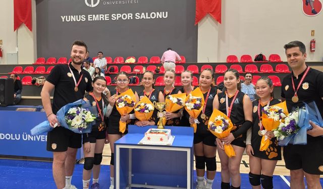 Eskişehir'de Çifte Şampiyonluk: Anadolu Kolej Eczacıbaşı Kupaya Uzandı