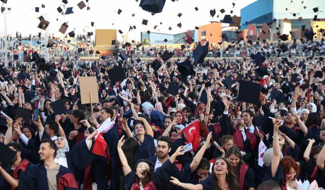 Anadolu Üniversitesi'nde 5 Bin 500 Mezun Kep Attı