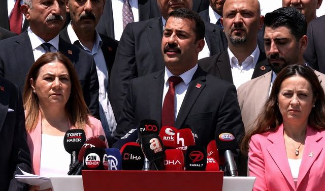 CHP'li Yalaz Genel Merkez Önünde Konuştu: “Önce Kurultay, Sonra İktidar”