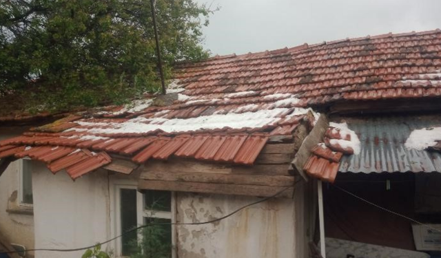 Çifteler'de Sağanak Yağış Evin Çatısına Zarar Verdi