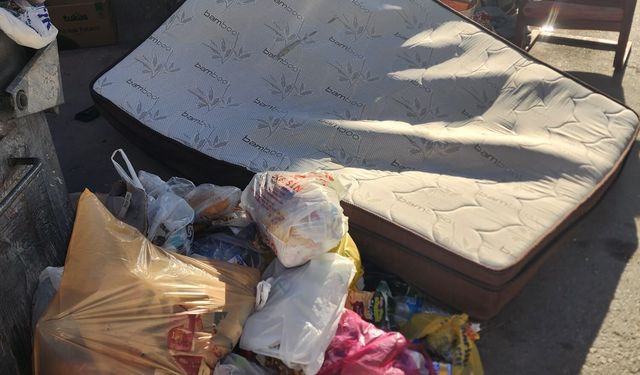 Tepebaşın’da Çöp Tepkisi: Sokaklar Atıkla Dolu