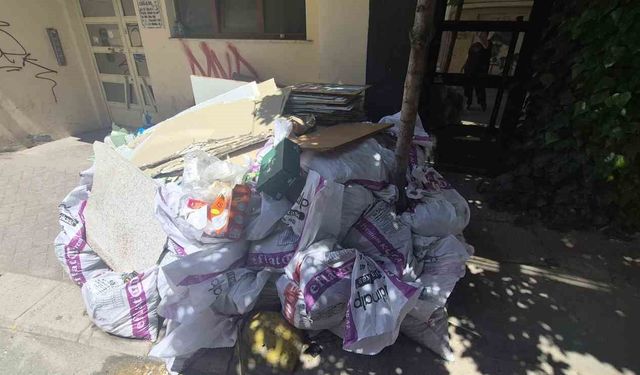 Eskişehir'de İnşaat Atıkları Kaldırımı İşgal Etti
