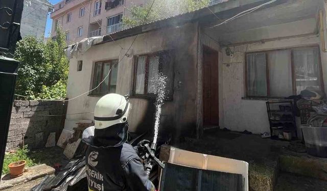Eskişehir'de Müstakil Evin Çatısındaki Yangın Söndürüldü