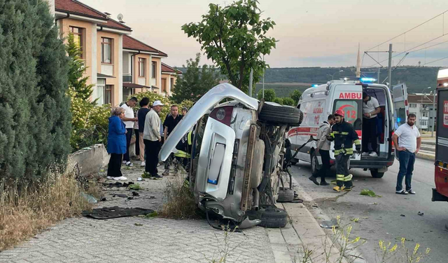 Eskişehir’de Otomobil Ağaçlara Çarptı: 1 Yaralı