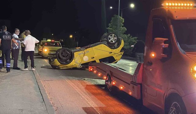 Eskişehir'de Virajı Alamayan Taksi Ters Döndü: 2 Yaralı