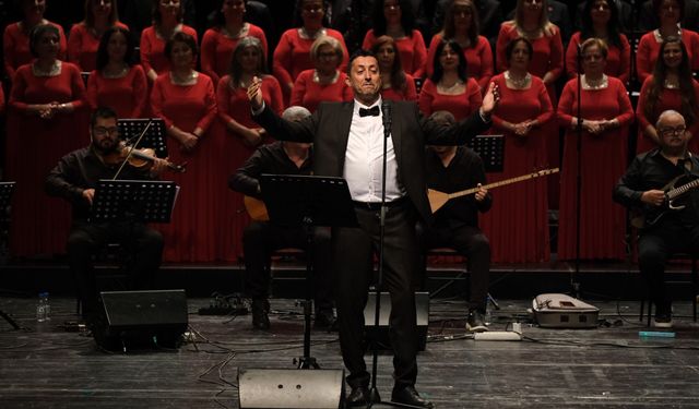 ESMEK Türk Halk Müziği Korosu Ayakta Alkışlandı