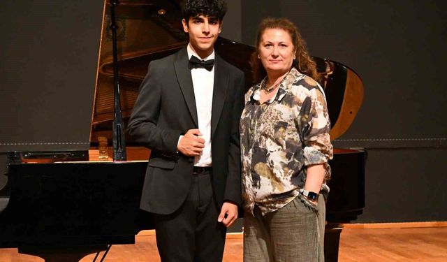 Genç Piyanist Deniz Mısdılıoğlu Sınav Öncesi Sahne Aldı
