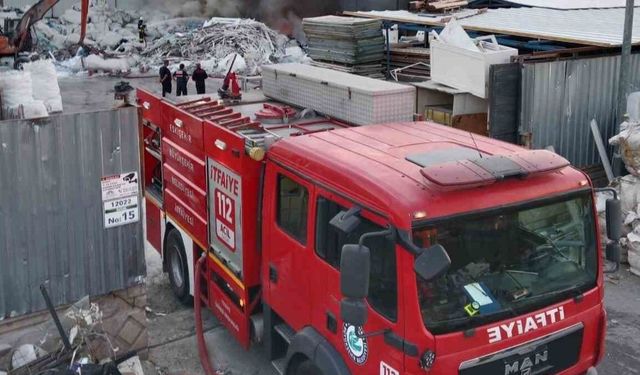 Geri Dönüşüm Tesisindeki Yangın 7 Saatte Söndürüldü