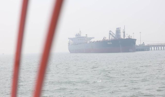 Hürmüz'de Bekleyen Türk Gemileri Bölgeden Ayrıldı