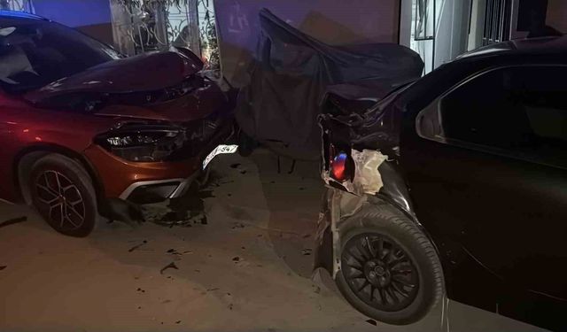 Kontrolden Çıkan Otomobil Park Halindeki Araçlara Çarptı