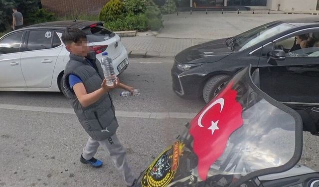Küçük Çocuğun Bayrak Sevgisi Kameraya Yansıdı