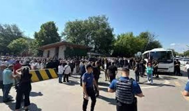 TBMM Önünde CHP Grupları Arasında Gerginlik